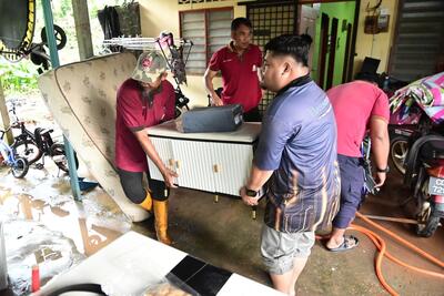Bergotong-royong Membersihkan Rumah Encik Muhamad Supian bin Ismail 