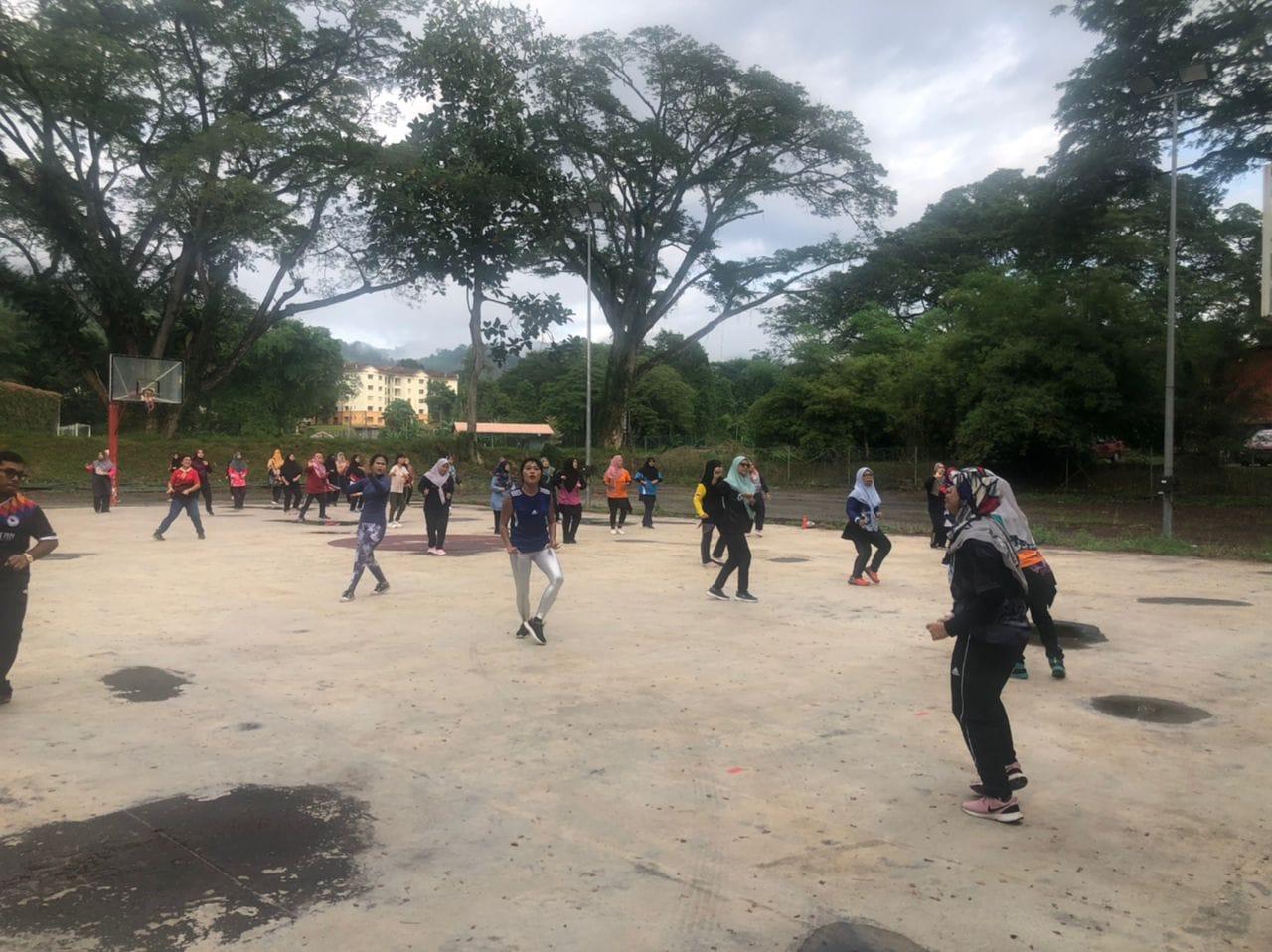 aktivti senaman mingguan di dataran padang taman tasik Raub