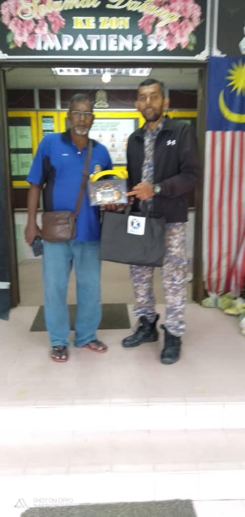 penyerahan kuih raya kepada pekerja Majlis daerah raub berbangsa tamil untuk menyambut sambutan deepavali