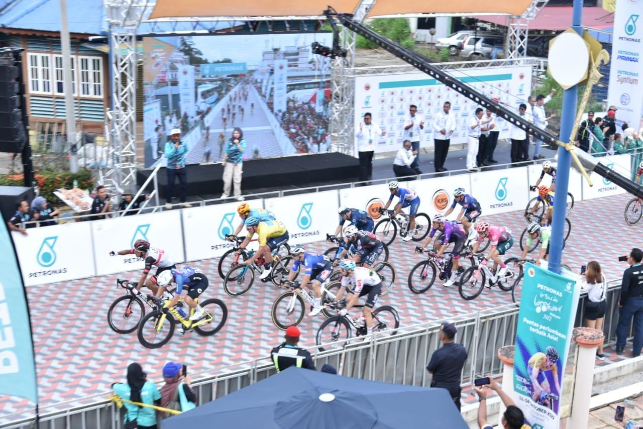 peserta le tour de langkawi sampai ke garisan penamat yang bertempat di Raub