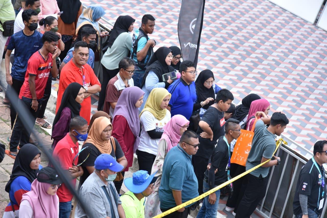 penonton yang hadir menontong acara le tour de langkawi