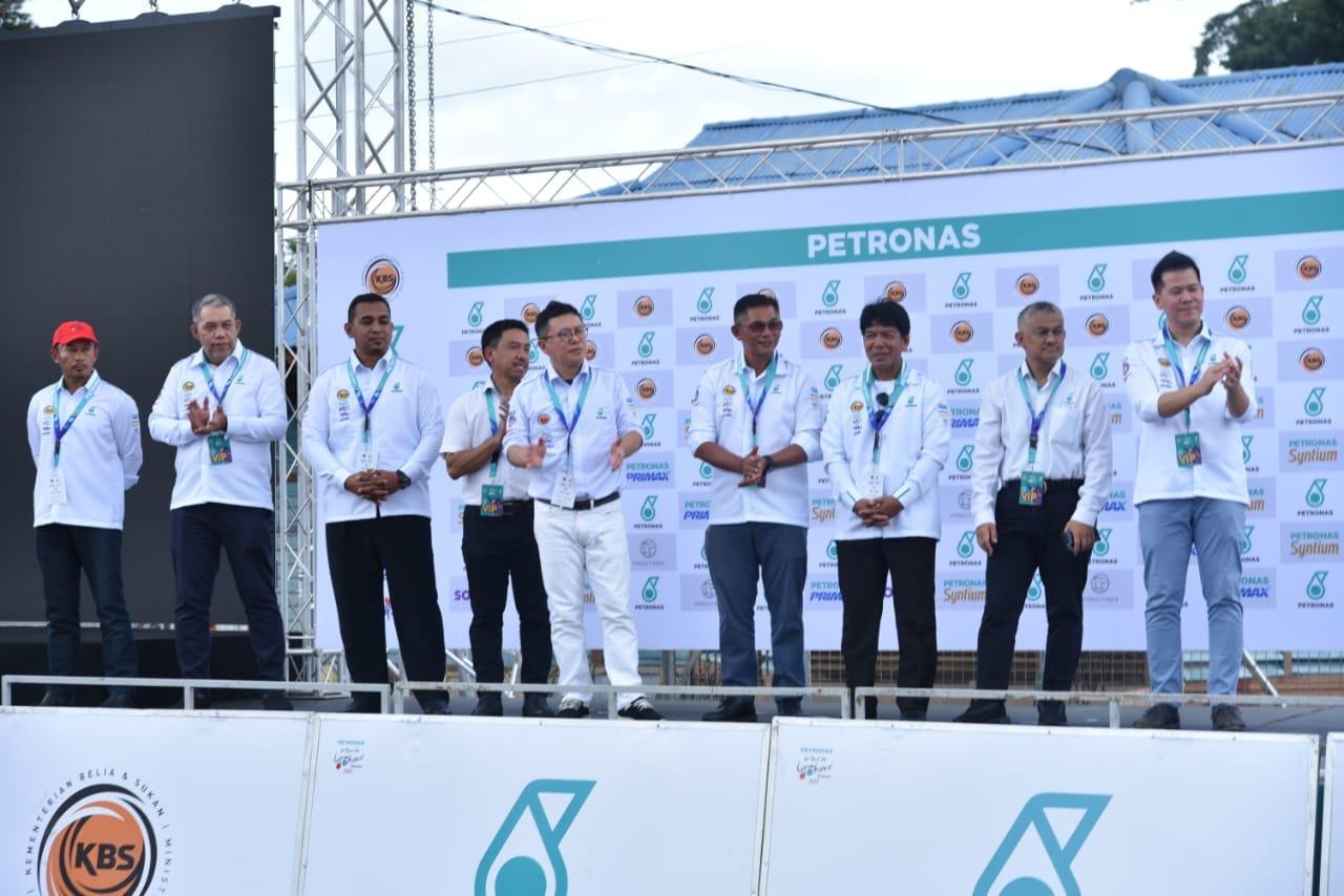 Orang kenamaan yang menyampaikan hadiah kepada pemenang peserta le tour de langkawi