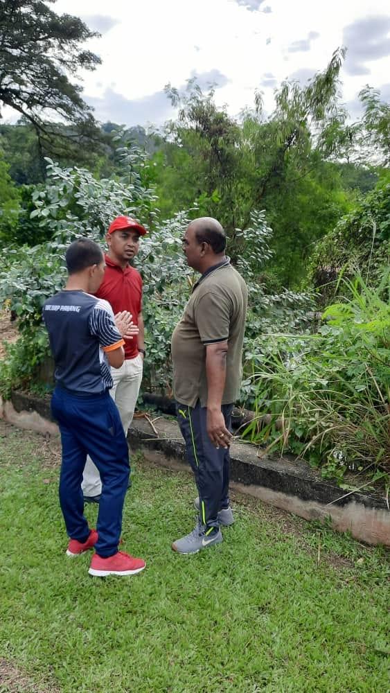 penduduk perumahan taman raub jaya melakukan aktiviti gotong royong