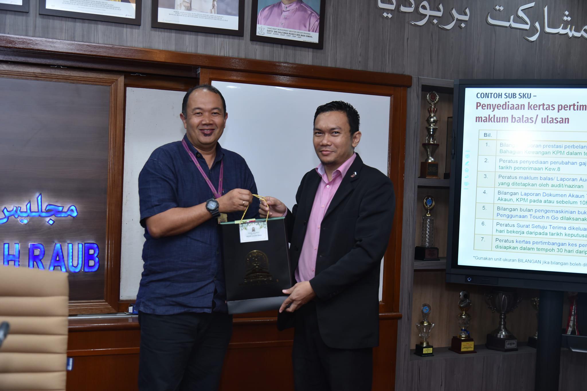 Penyerahan buah tangan kepada penceramah BENGKEL MYPERFORMANCE MAJLIS DAERAH RAUB