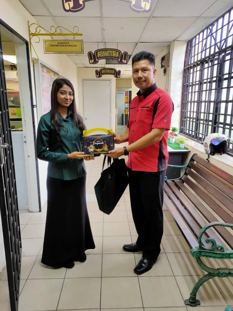 penyerahan kuih raya kepada pekerja Majlis daerah raub berbangsa tamil untuk menyambut sambutan deepavali