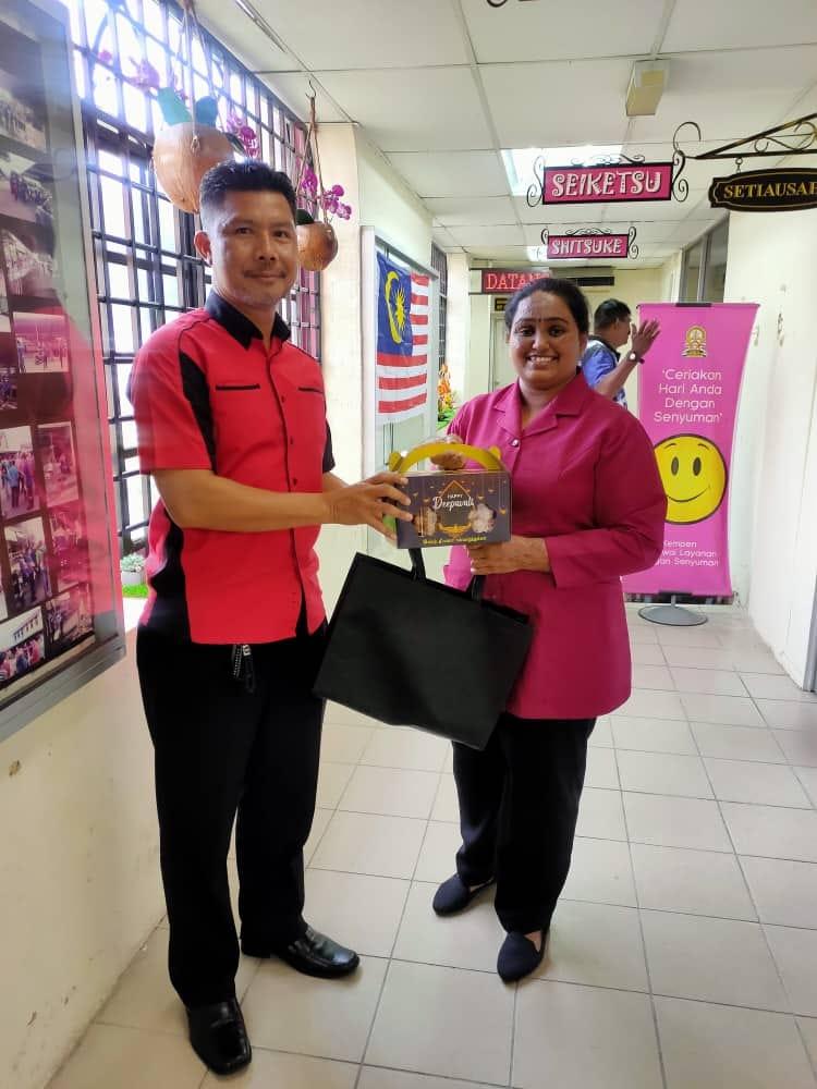 penyerahan kuih raya kepada pekerja Majlis daerah raub berbangsa tamil untuk menyambut sambutan deepavali