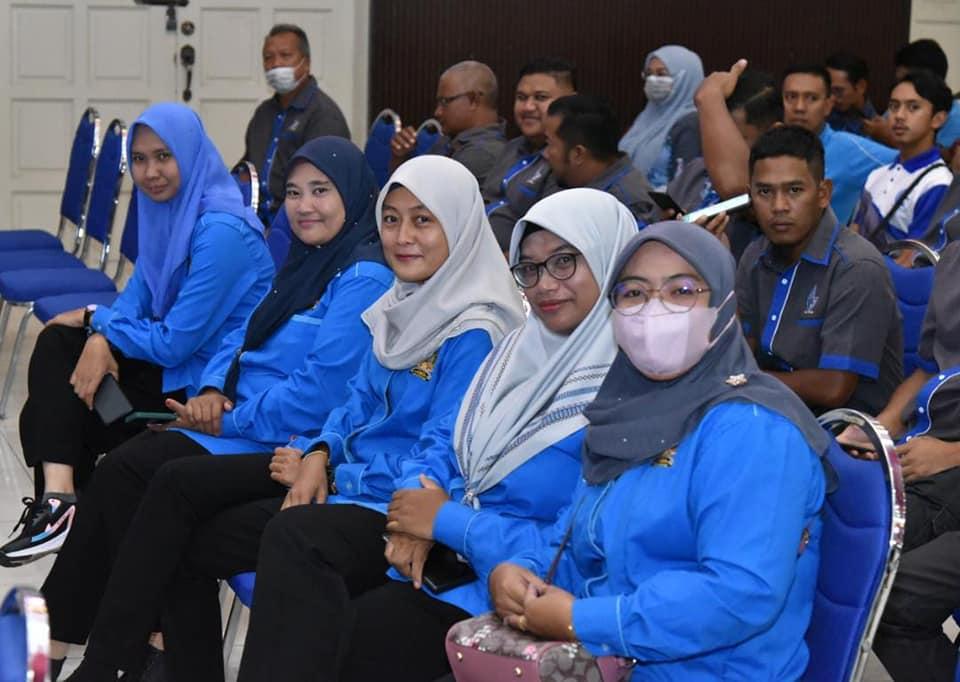 antara penjawat awam yang hadir ke majlis perjumpaan setiausaha pahang bersama penjawat awam raub